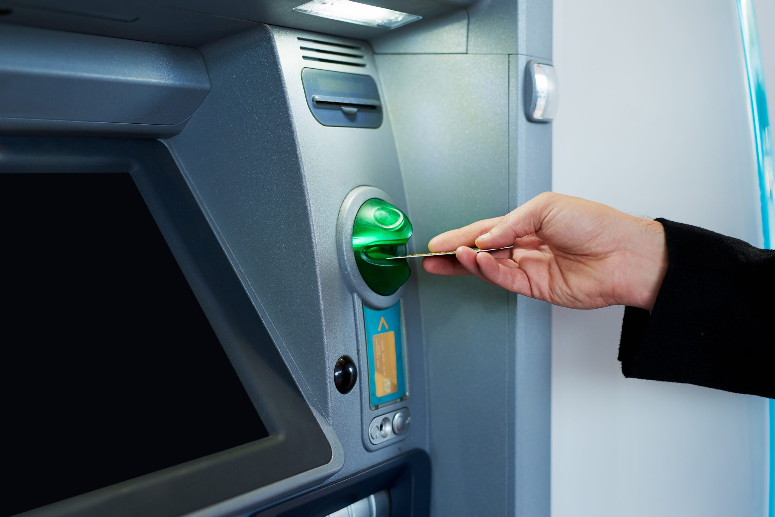 Un bărbat din Alba va fi judecat pentru că a găsit un card bancar și l-a folosit pentru plăți