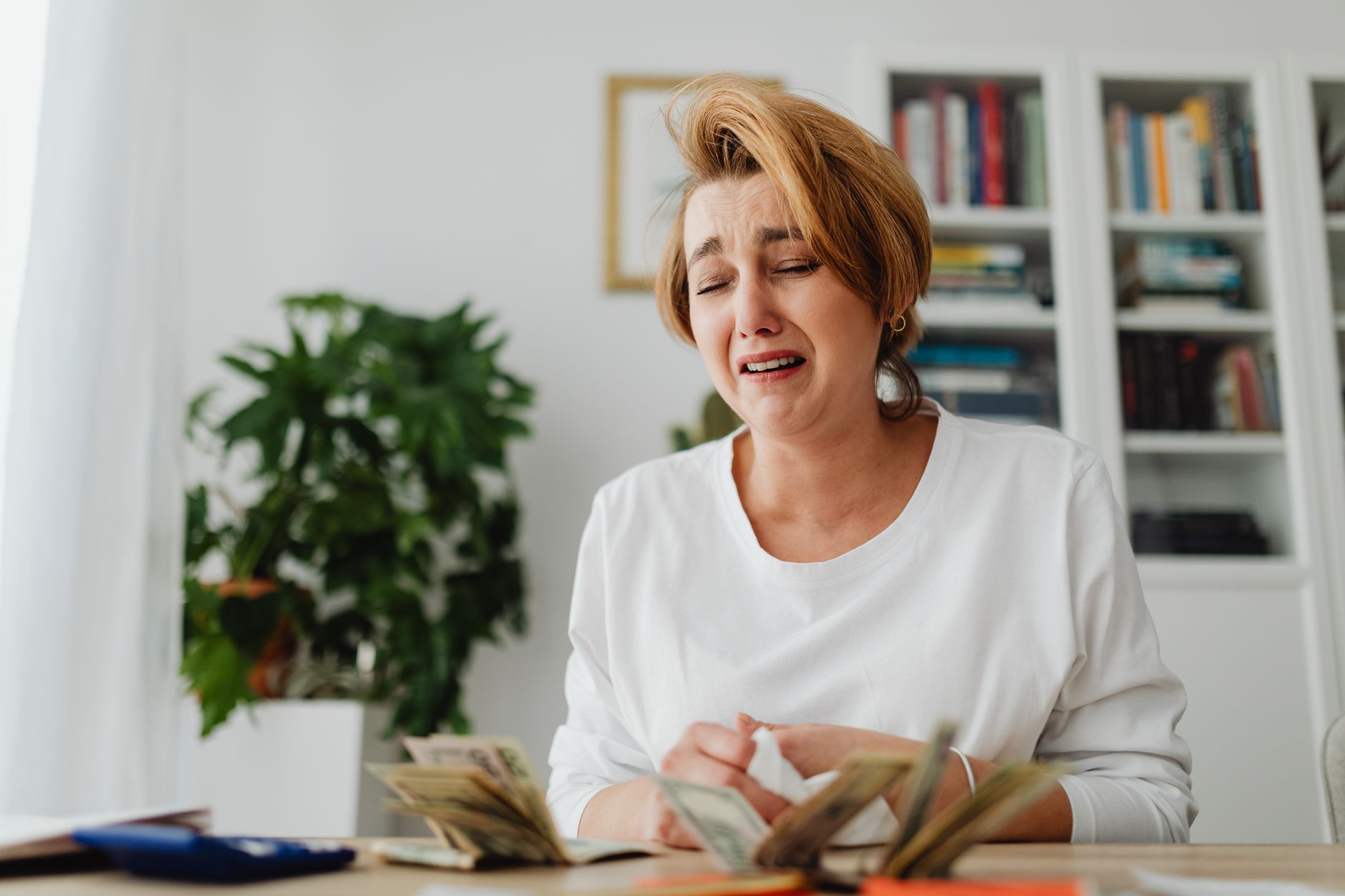 Inflația reduce drastic capacitatea de economisire: suma lunară disponibilă poate scădea cu peste 30%