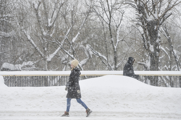 Avertizări meteorologice: Vânt puternic și depuneri de zăpadă în zone montane până vineri