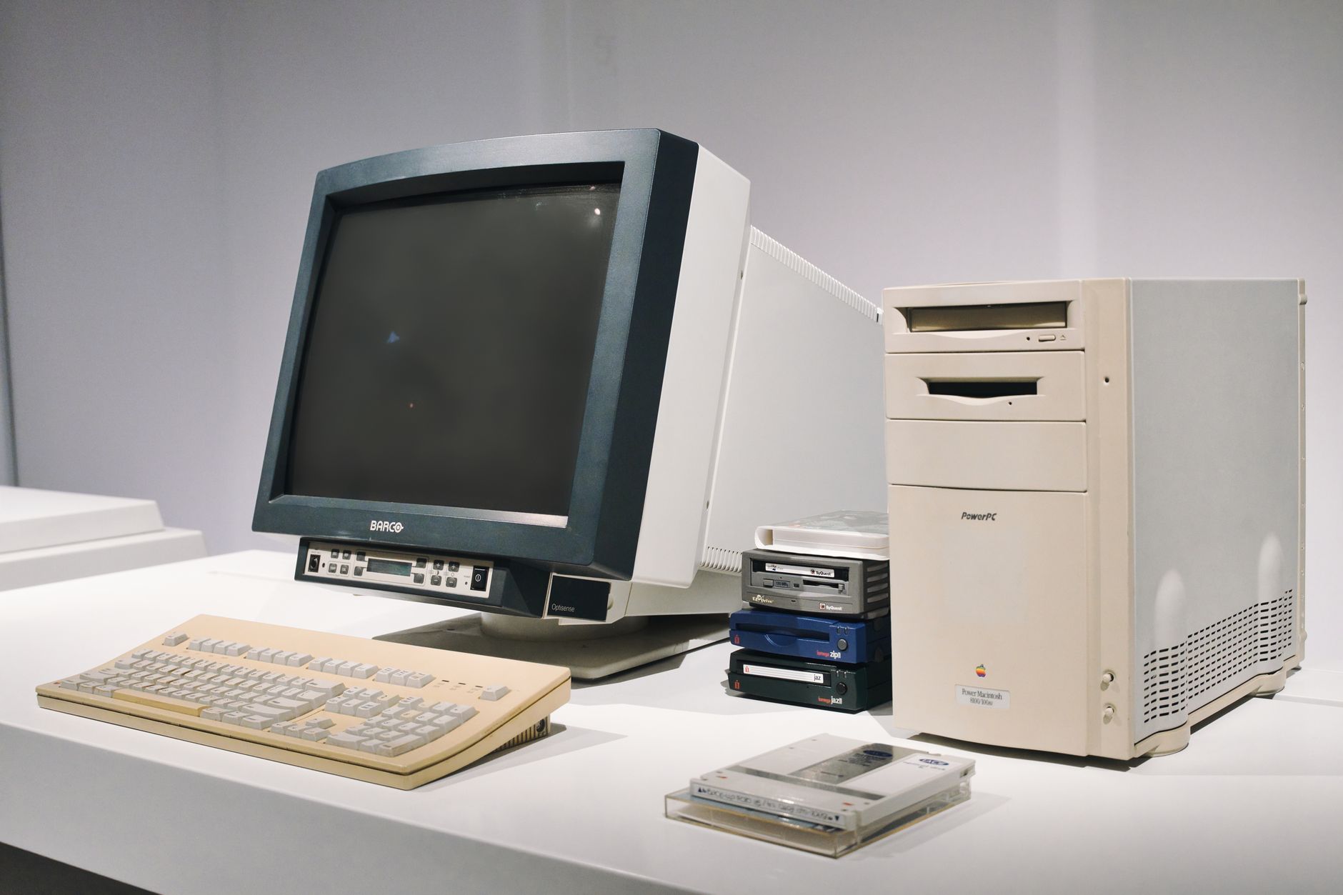 Cum au conectat adolescenții Bucureștiul la internet în anii '90 folosind cartofi și cabluri