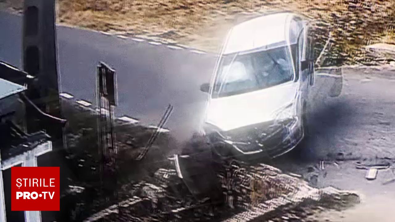 Un bărbat a furat o mașină cu un copil la bord și a provocat un accident după ce fetița i-a cerut să oprească