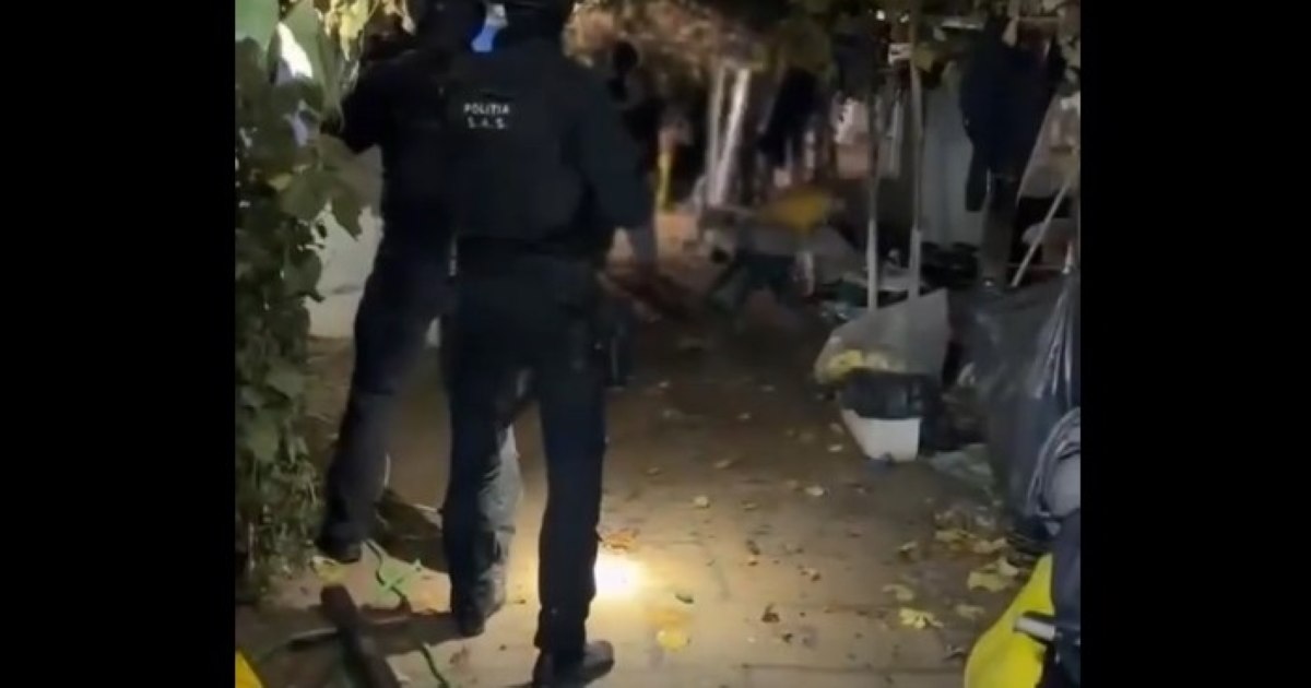 Doi adolescenți reținuți după ce au spart două aparate de plată din București