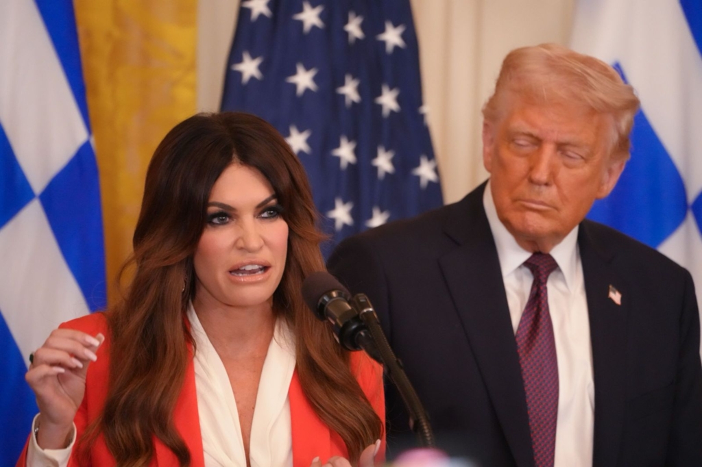 Kimberly Guilfoyle ar putea dezvălui secrete despre familia Trump după înlăturarea din funcția de ambasador
