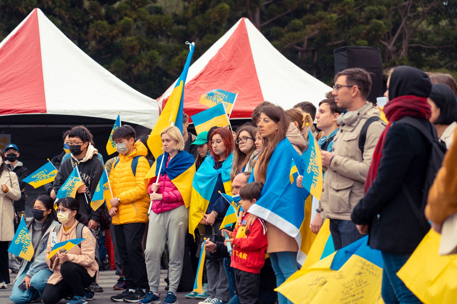 Susținătorii lui Călin Georgescu continuă protestele în fața Arestului Central din Capitală