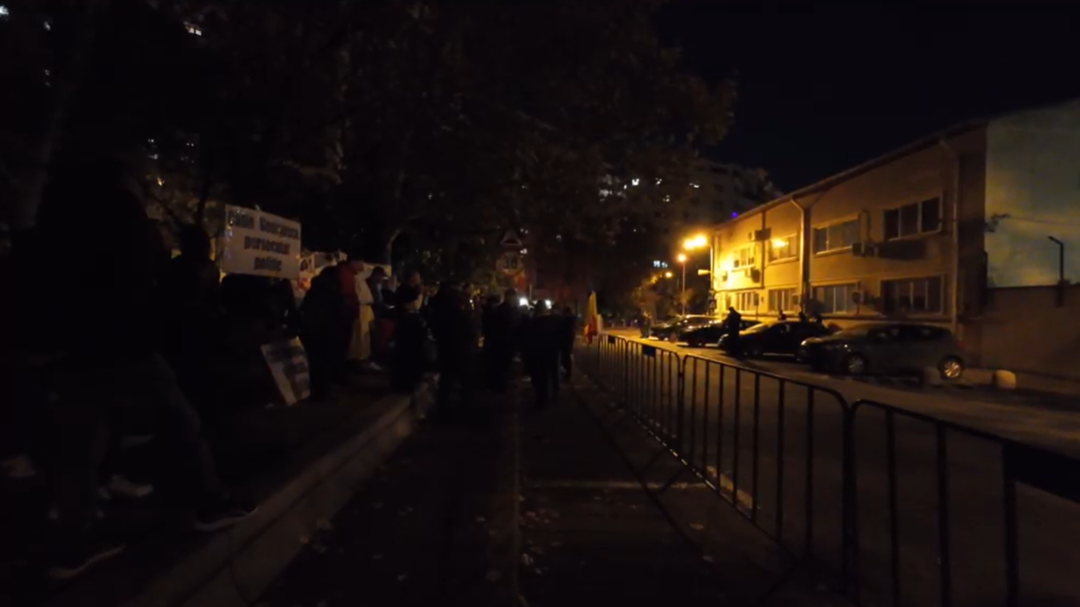 Susținătorii lui Călin Georgescu protestează pentru a 16-a noapte la Arestul Central din Capitală