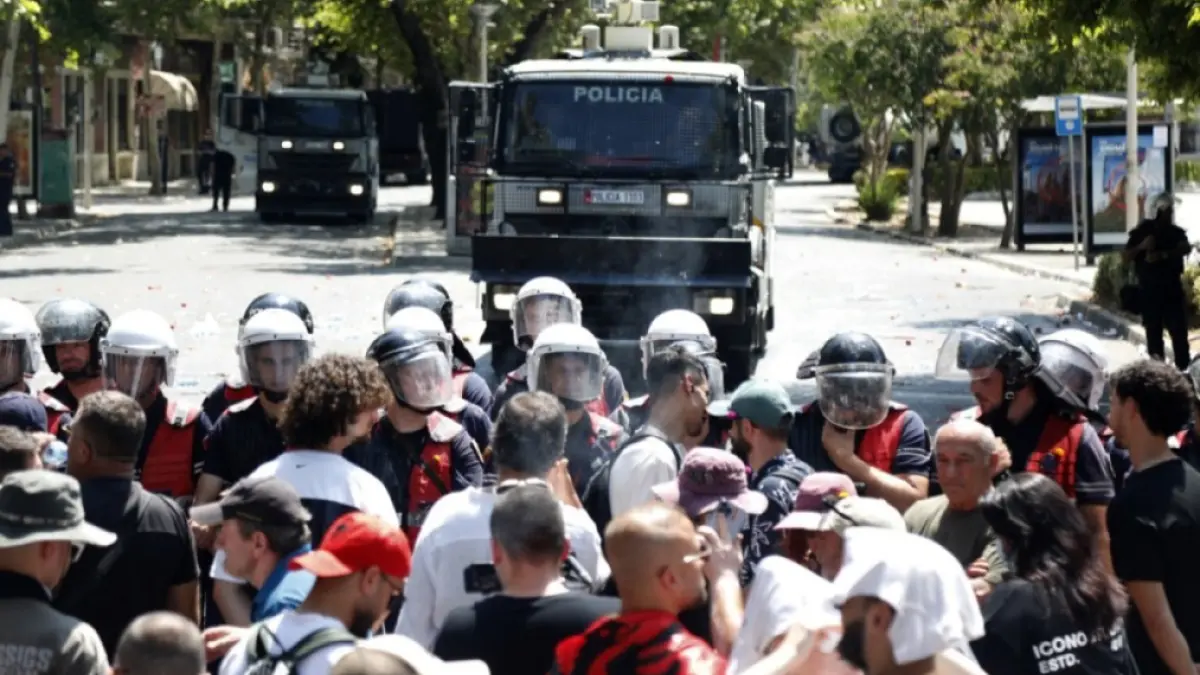Proteste violente în Tirana: Studenții au incendiat clădiri guvernamentale și au avut confruntări cu poliția