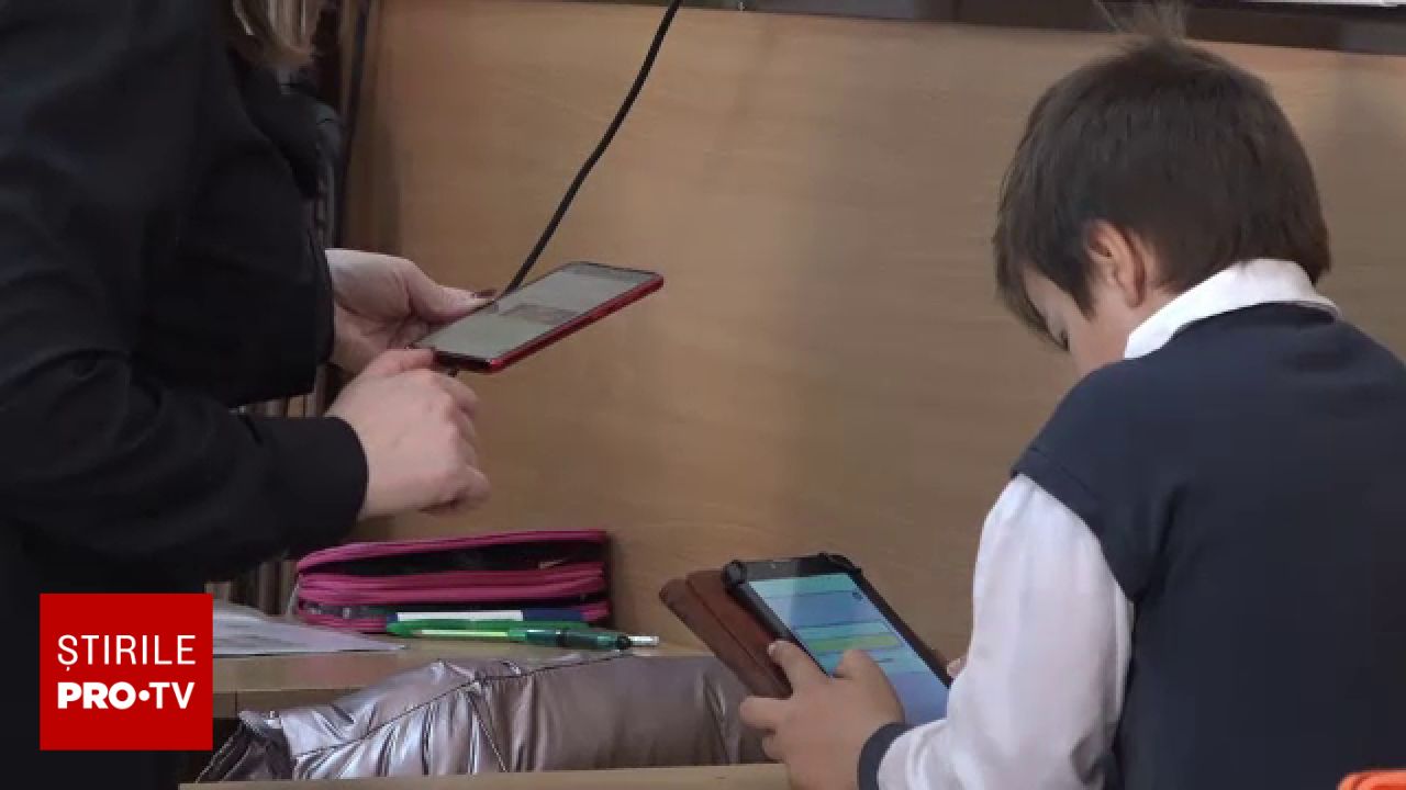 Medicii avertizează asupra impactului digitalizării excesive asupra copiilor: se revine la metodele clasice de învățare