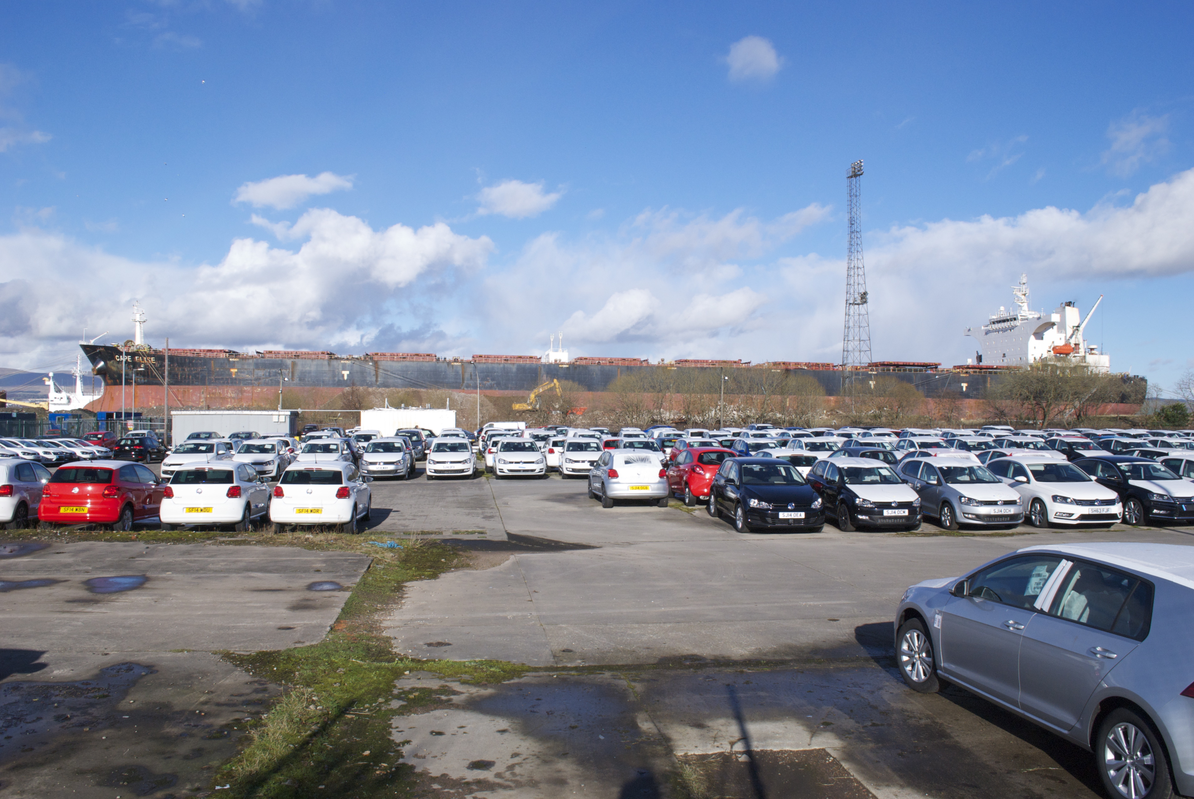 Două nave s-au scufundat în apropierea Strâmtorii Ormuz după atacuri cu proiectile