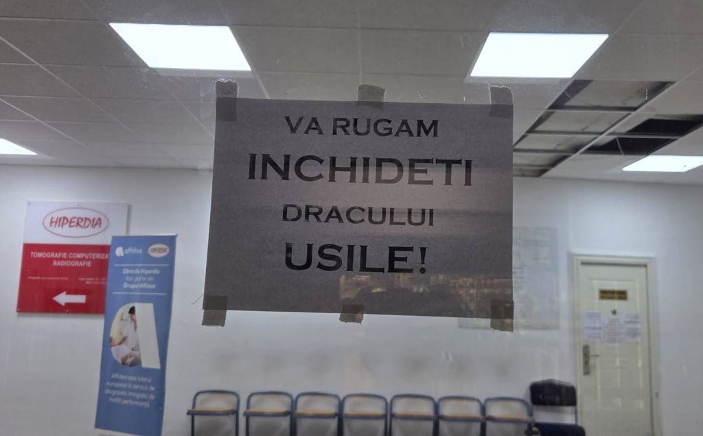 Mesaj neobișnuit și vulgar la intrarea în Policlinica Cina din Ploiești: „Închideți dracului ușile!”