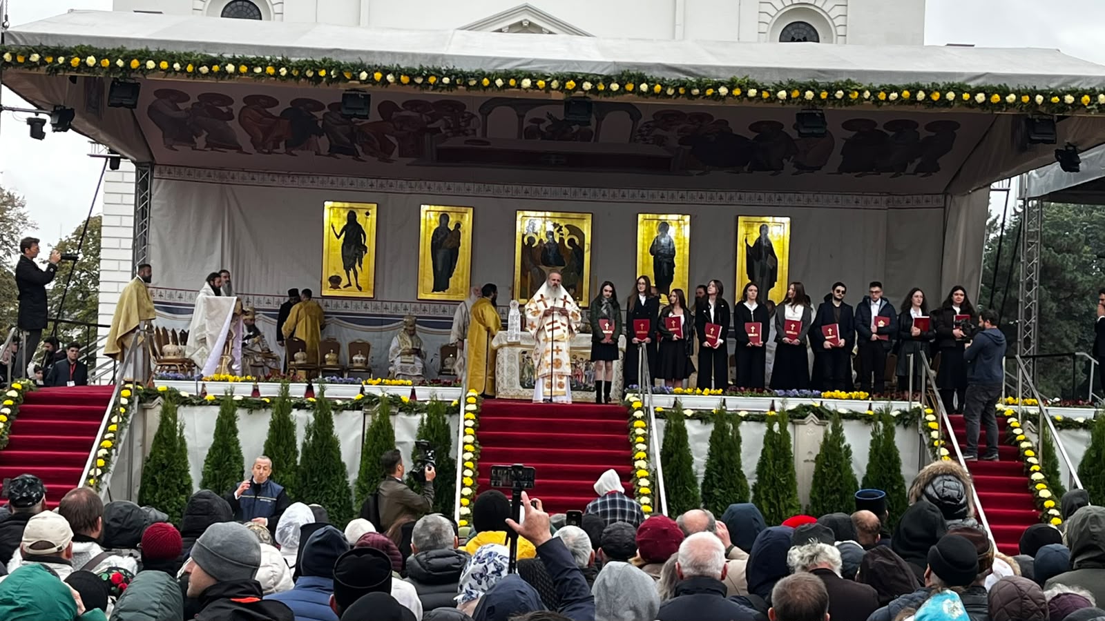 Tineri cu performanțe de excepție sunt premiați de Mitropolitul Teofan prin programul Bursierii Sfintei Parascheva