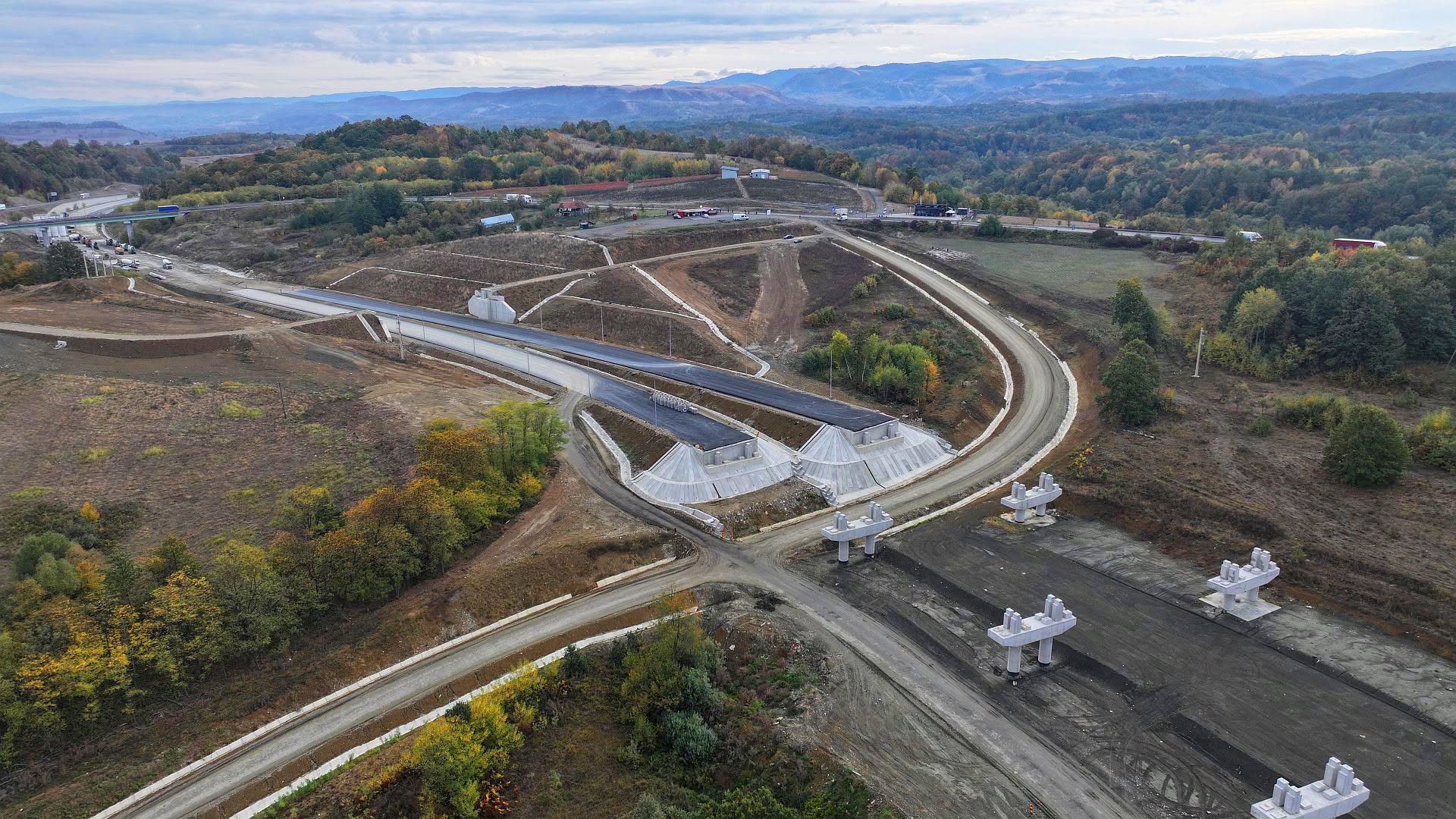 Lucrările la autostrada A1, pe sectorul Margina – Holdea, au ajuns la un progres de 70% la pasaje și viaducte