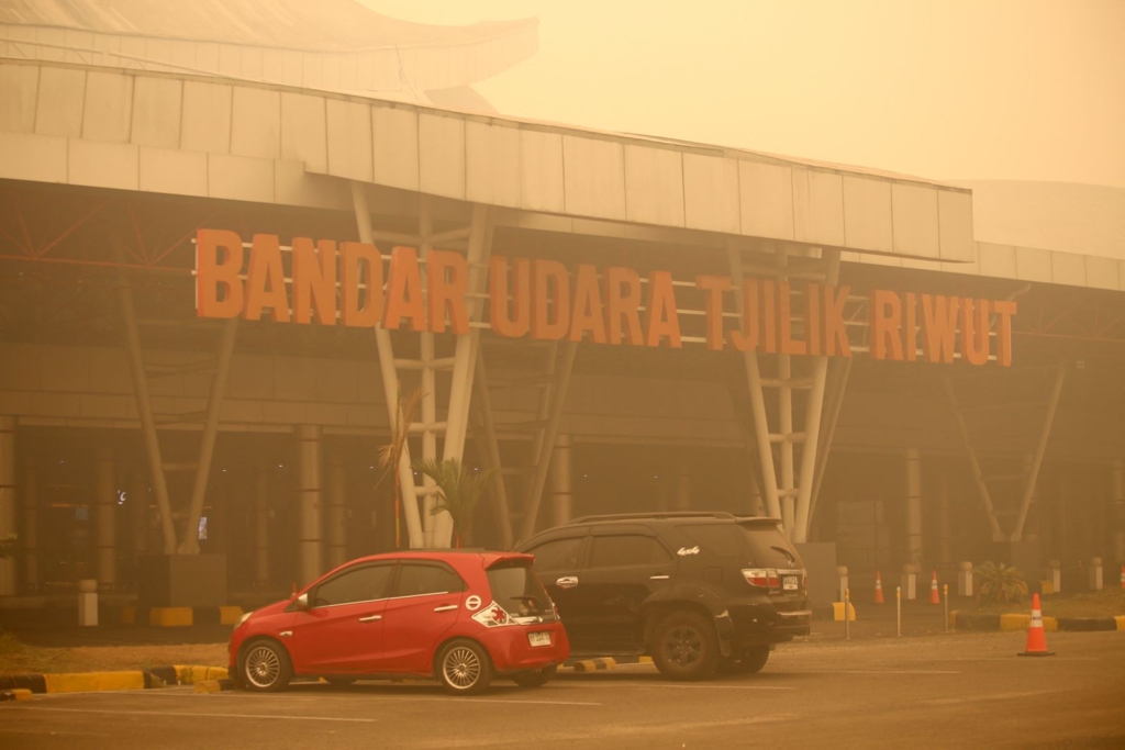 Indonezia testează dispersarea smogului toxic cu gheață carbonică pentru combaterea incendiilor