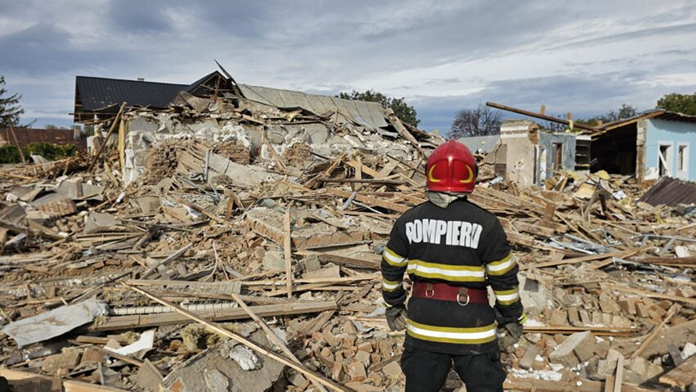 Explozie în Vrancea: Trei imobile distruse și un bărbat rănit grav în satul Sihlea