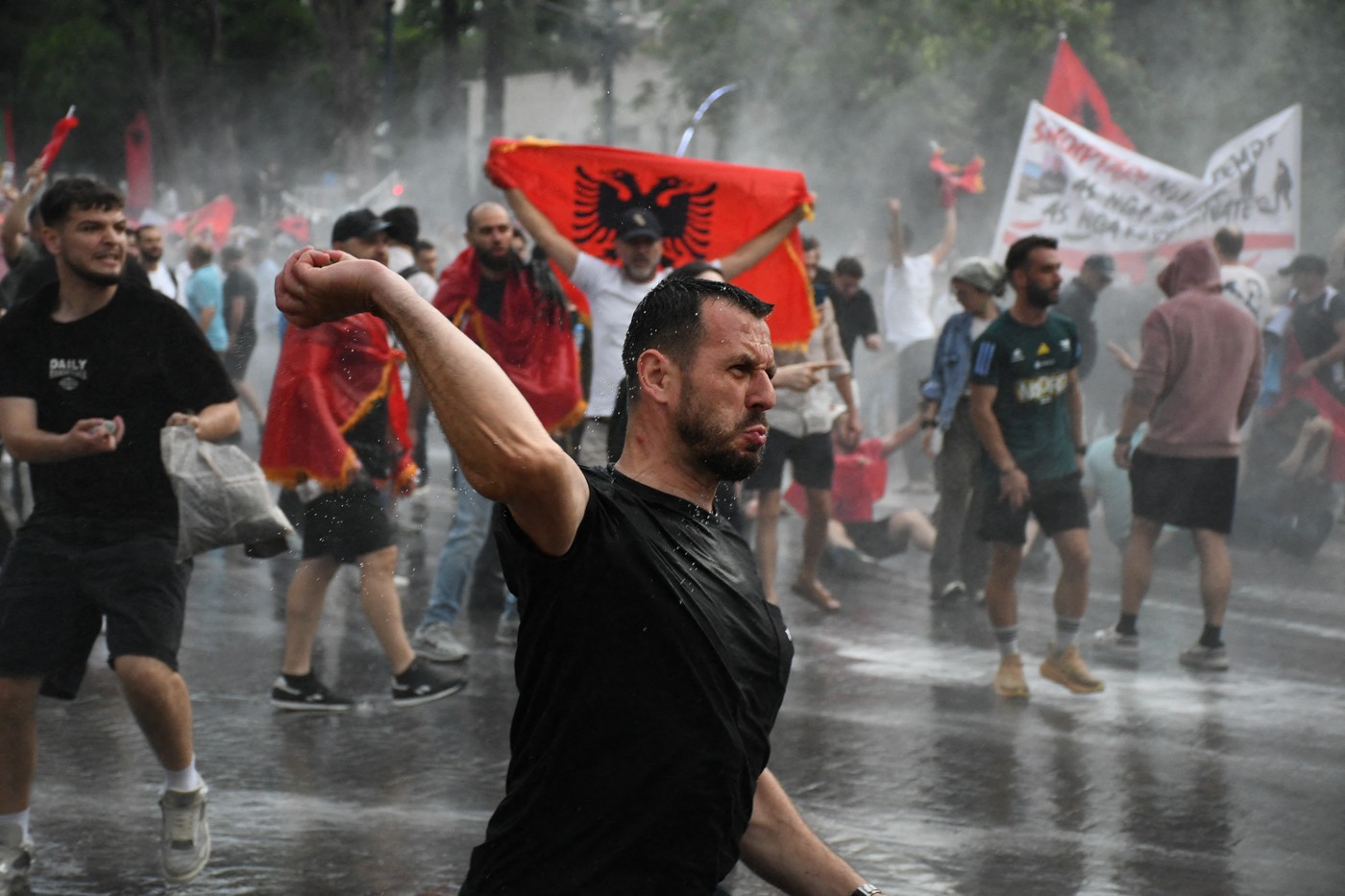 Premierul Albaniei, Edi Rama, refuză să demisioneze în urma protestelor violente ale studenților