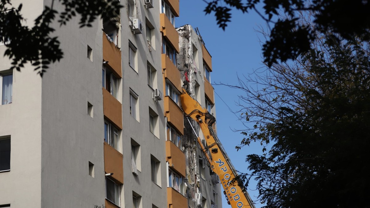 Locatarii unui bloc din Rahova trăiesc într-un șantier după explozia care a ucis patru persoane