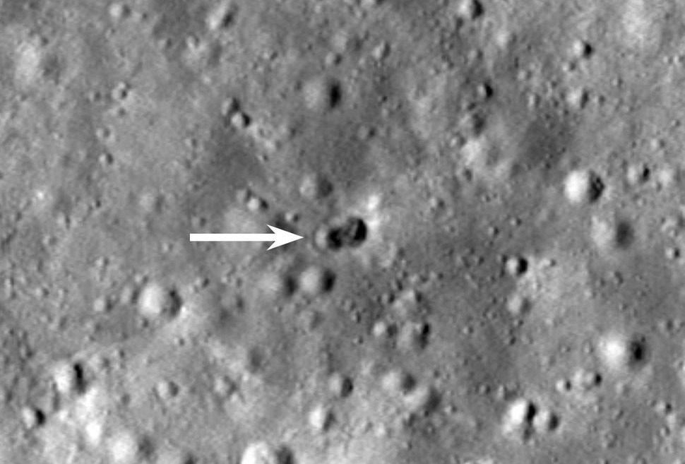 Un crater masiv a fost descoperit pe Luna, grație unei sonde NASA