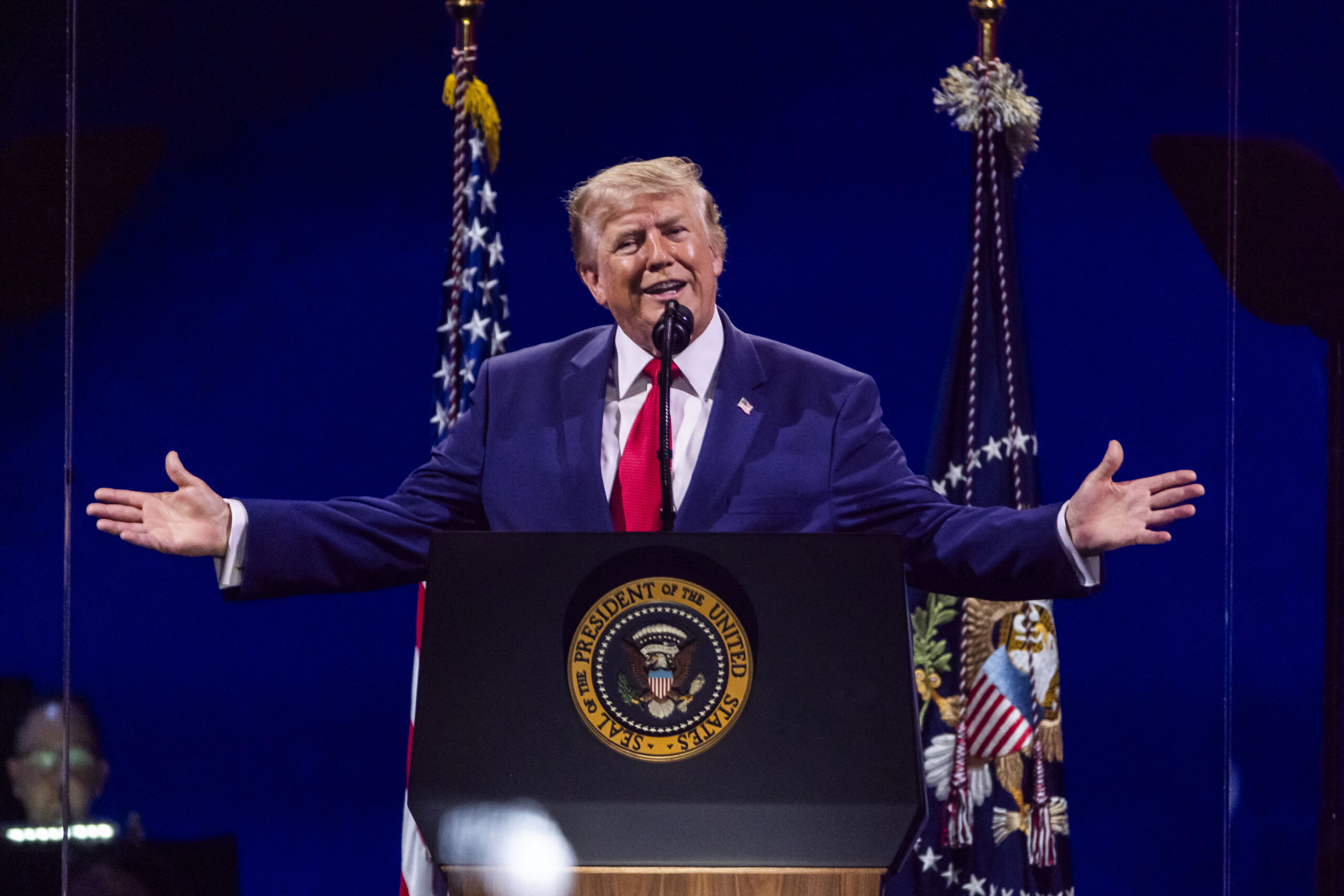 Donald Trump propune pedepse extreme pentru sursele presei: „Ar trebui împușcați”