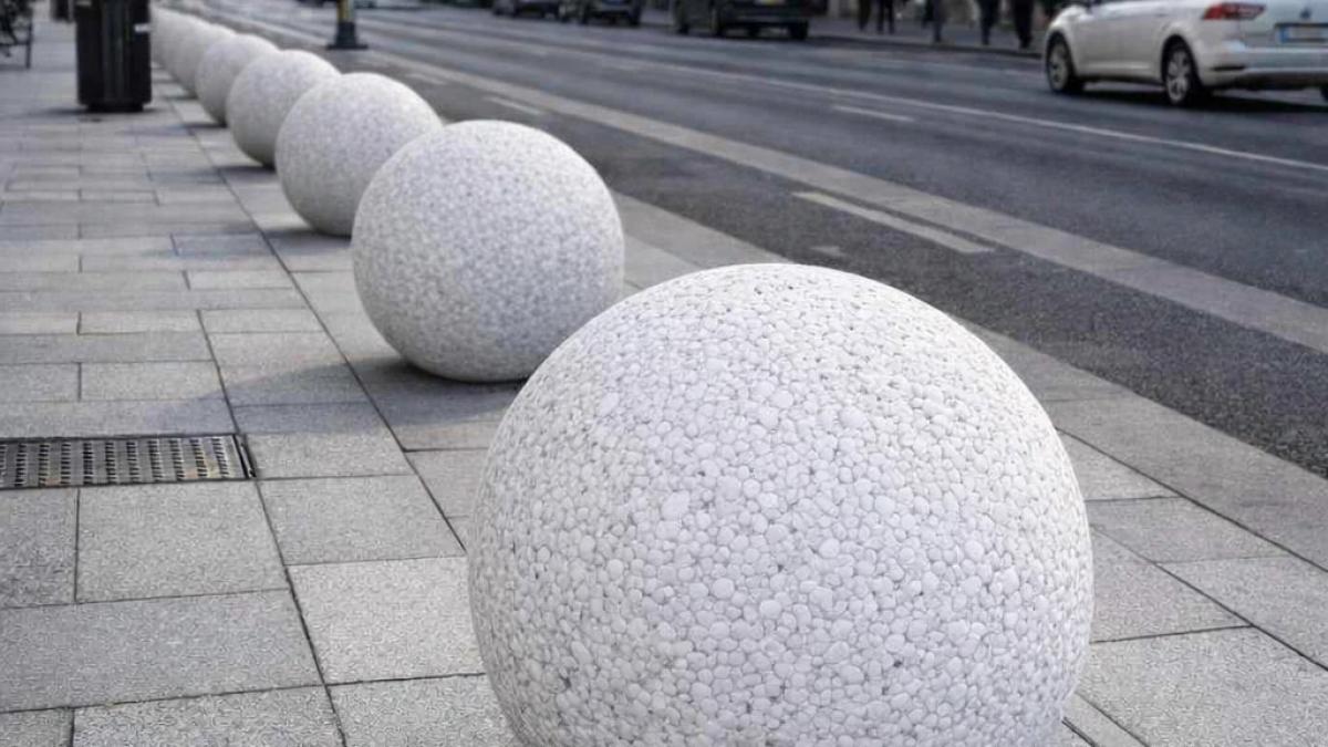 Rolul barierelor din beton pe trotuare: de ce sunt amplasate bilele de beton în orașe