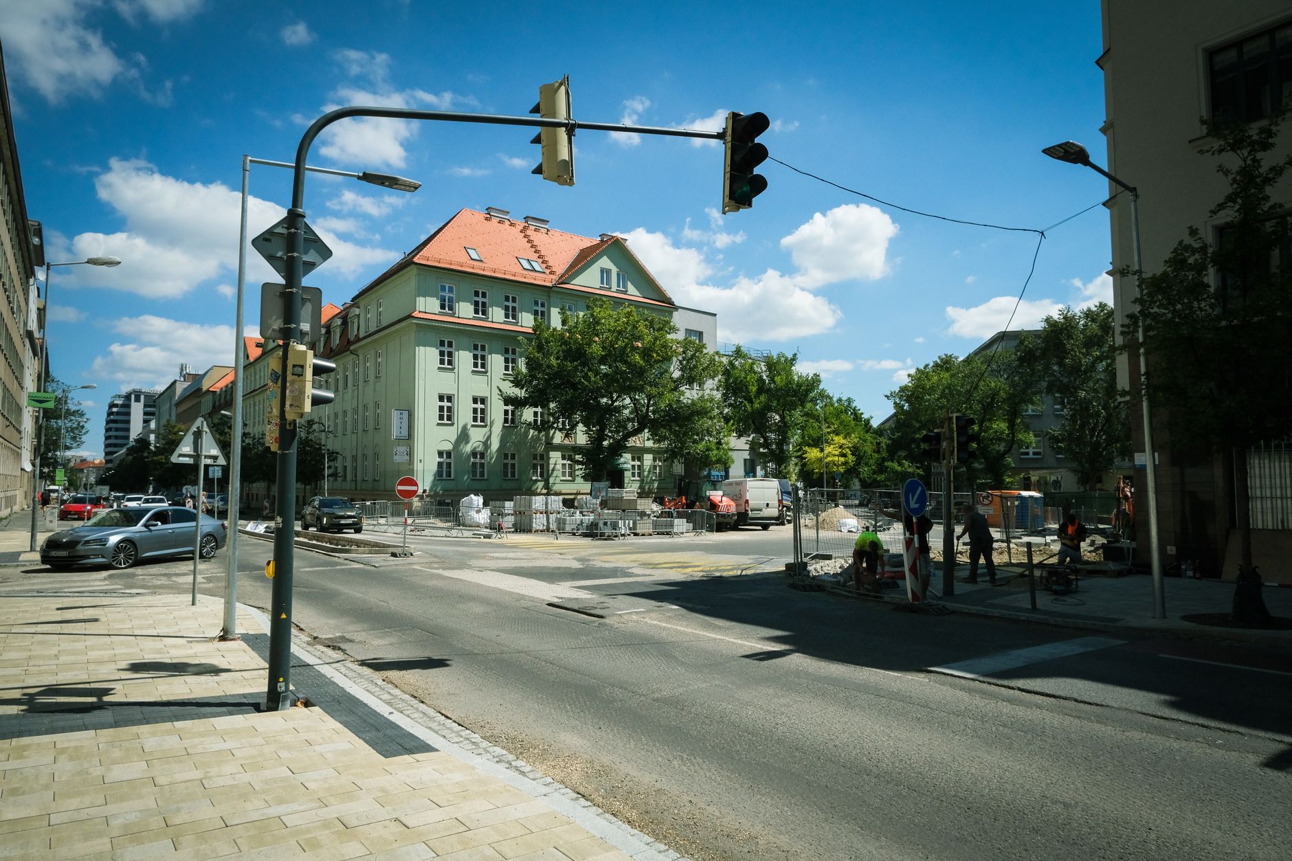 Calea 13 Septembrie a fost reamenajată masiv: zeci de mii de plante și trotuare noi