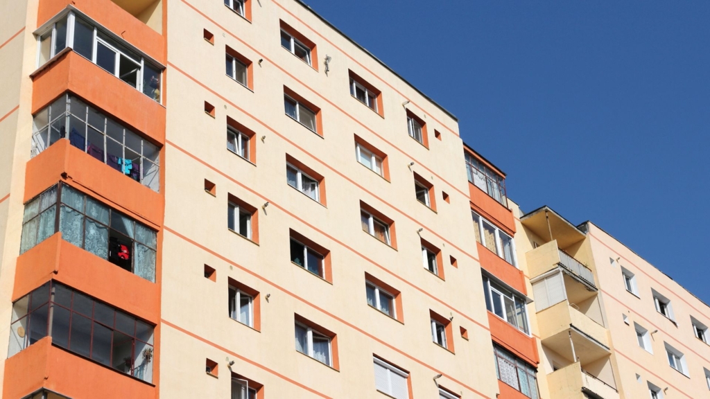 Alegerea între blocul nou și cel vechi: avantajele construcțiilor din perioada comunistă