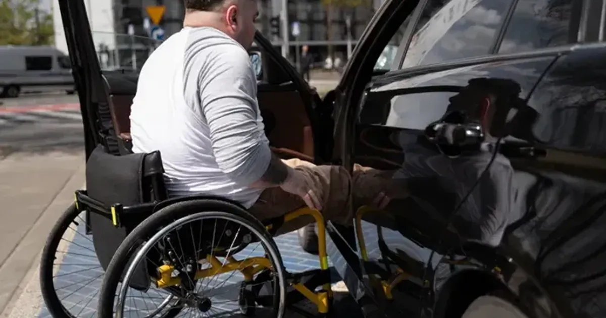Ajutor financiar pentru persoanele cu handicap: cum funcționează cardul de carburant și unde poate fi folosit