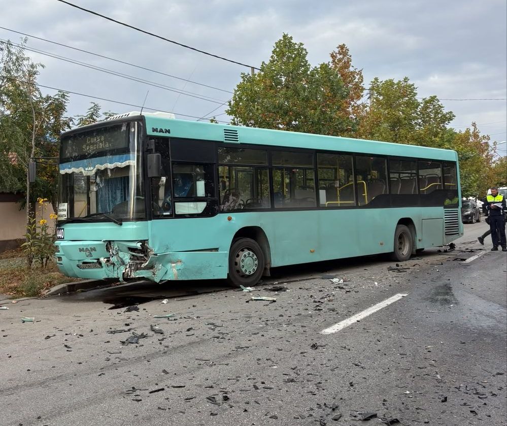 Accident violent la Craiova între un autobuz și o mașină: 7 persoane au fost rănite