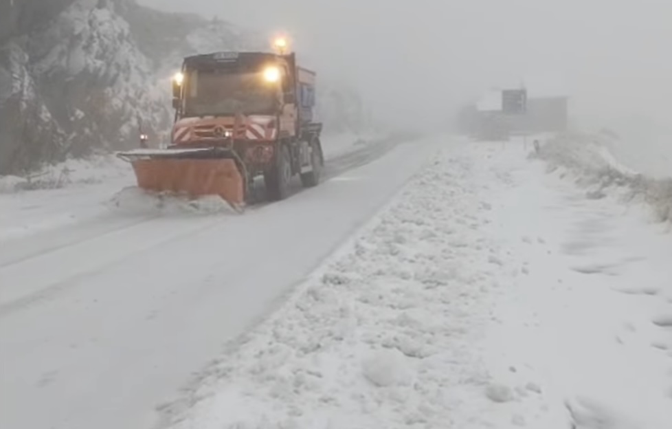 Operațiuni de deszăpezire pe Transfăgărășan: utilajele au fost mobilizate pe DN 7C