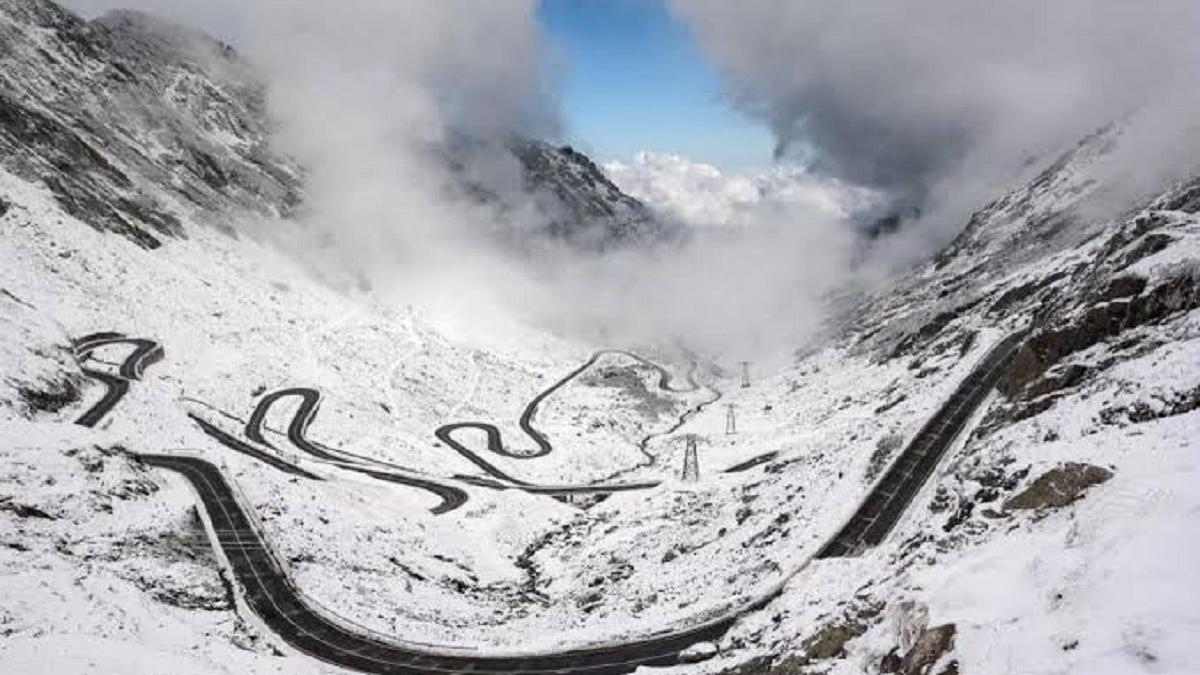Ninsoare abundentă pe drumul Transfăgărășan: drumarii au început deszăpezirea în zonele alpine