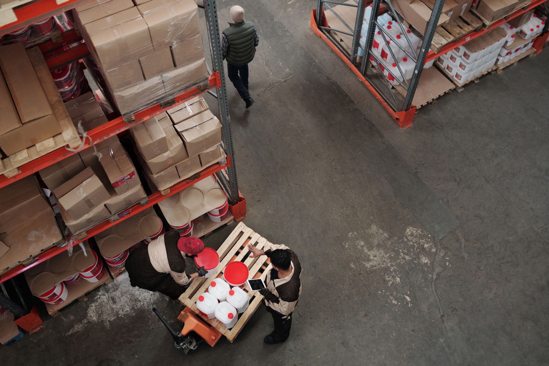 Angajat prins furând de la un depozit din Prahova: arunca produsele peste gard pentru a le recupera