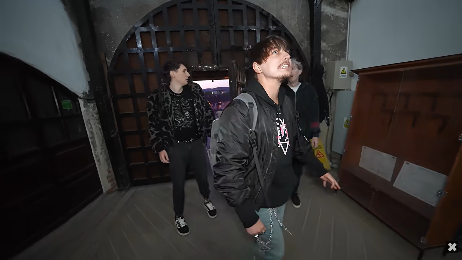 Patru influenți YouTuberi străini au explorat Castelul Corvinilor, videoclipul a depășit 9 milioane de vizualizări