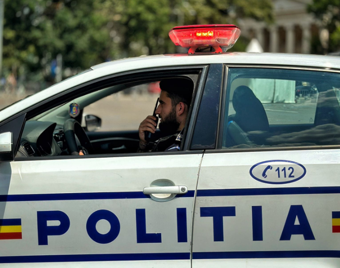 Violență în familie în Covasna: un bărbat a fost arestat după ce și-a agresat mama, fratele și cumnata
