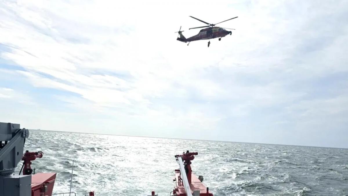 Operațiuni de căutare în Marea Neagră: Elicoptere și nave caută șapte marinari dispăruți după atacul asupra navei Wine Trader