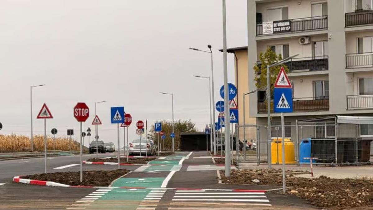 Aglomerare de indicatoare rutiere pe strada Ogorului din Sibiu după modernizarea de 4,7 milioane de lei