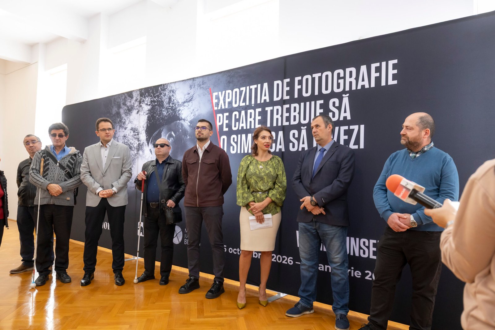 Expoziție multisenzorială la Buzău: fotografii care pot fi atinse și ascultate de nevăzătoare