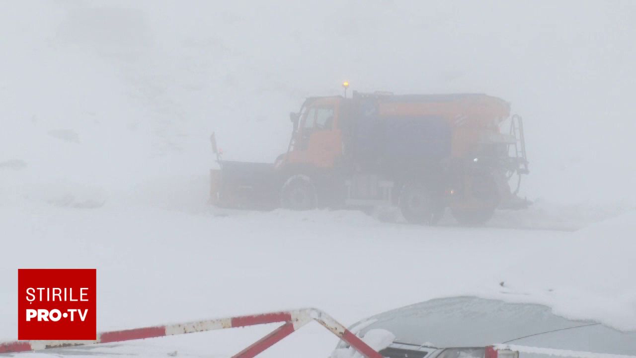 Zăpada a surprins șoferii pe Transfăgărășan și Transalpina. Riscuri majore pe drumurile montane