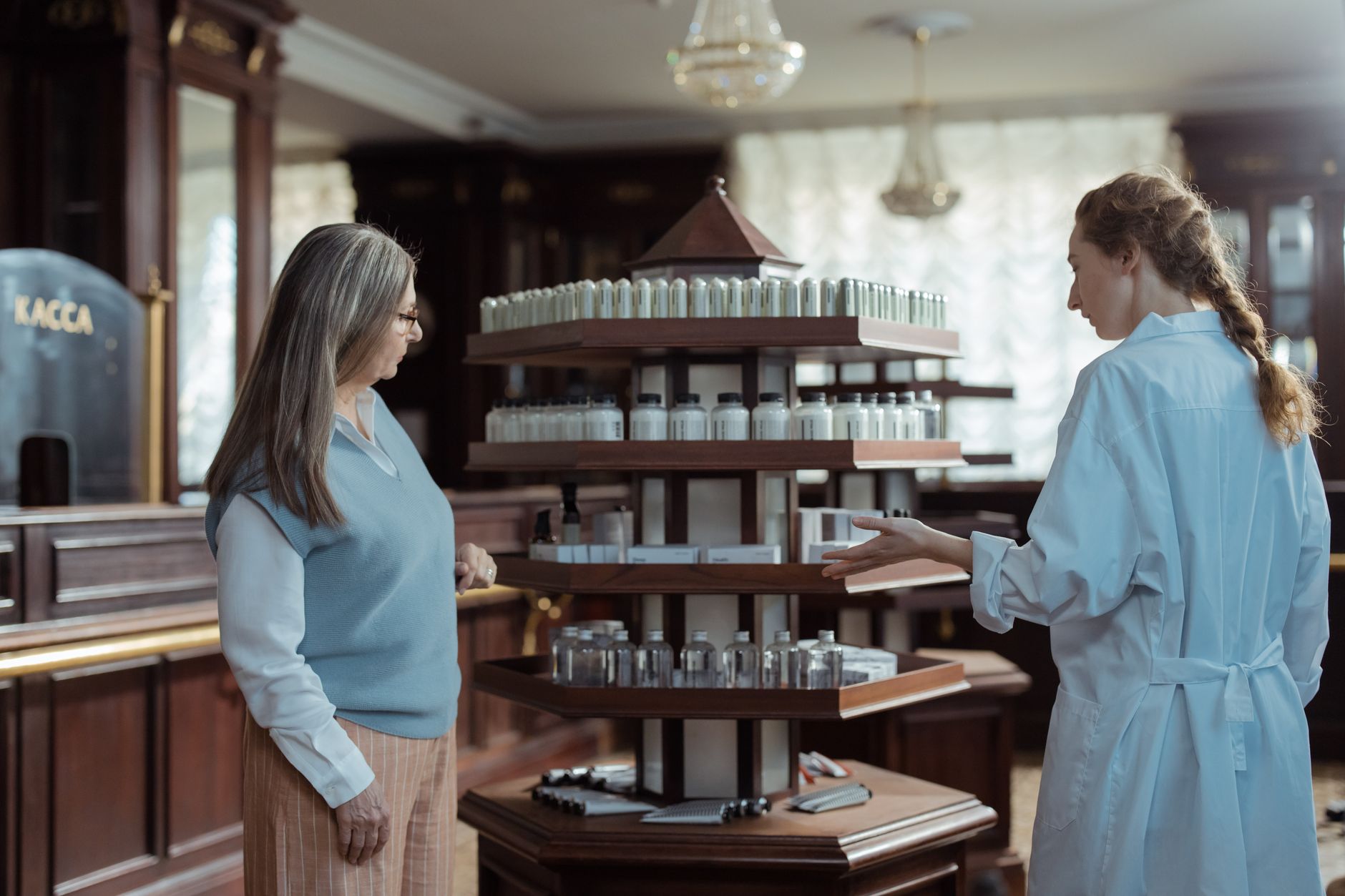 Doi tineri reținuți în Hunedoara după ce ar fi furat produse farmaceutice în valoare de 7.000 de lei