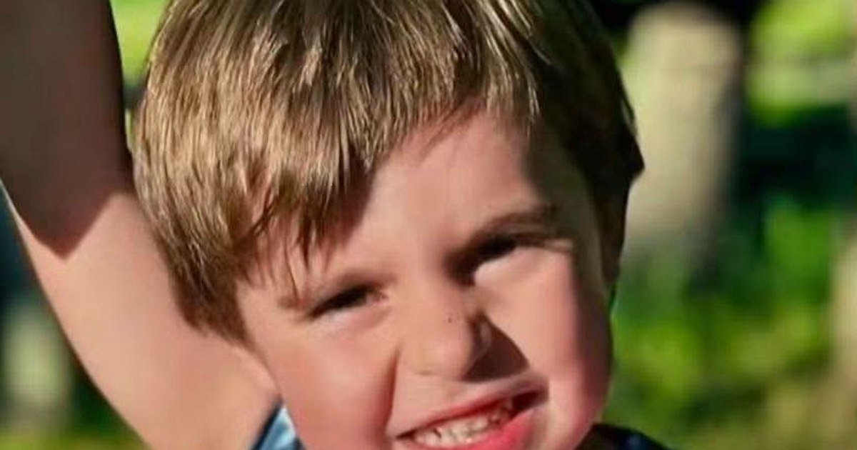 Tragedie în SUA: Un copil de 5 ani a murit după ce a fost uitat în mașină de părinții români
