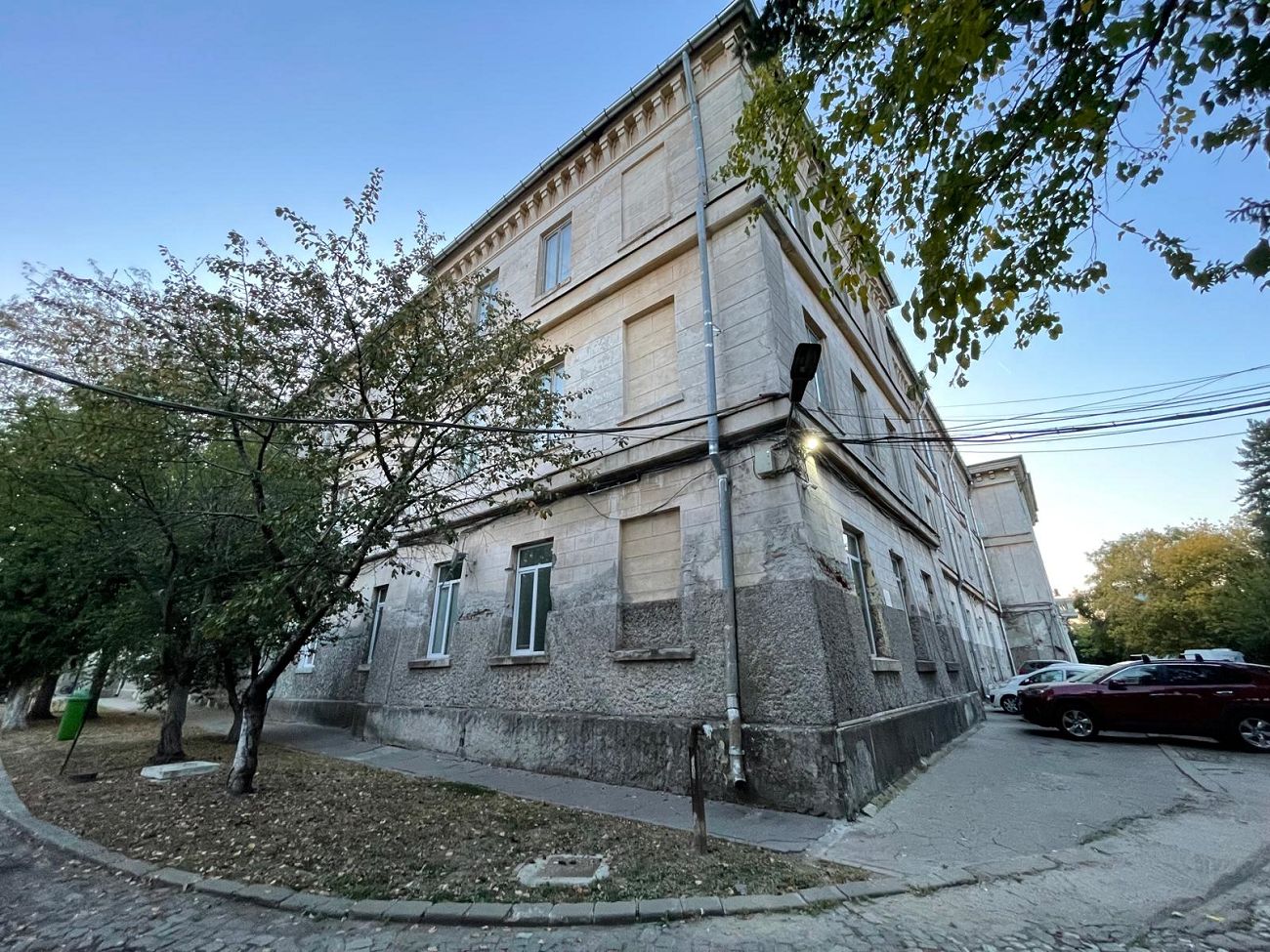 Povestea clădirii Malmaison: de la cazarmă și închisoare la un centru pentru 35 de artiști
