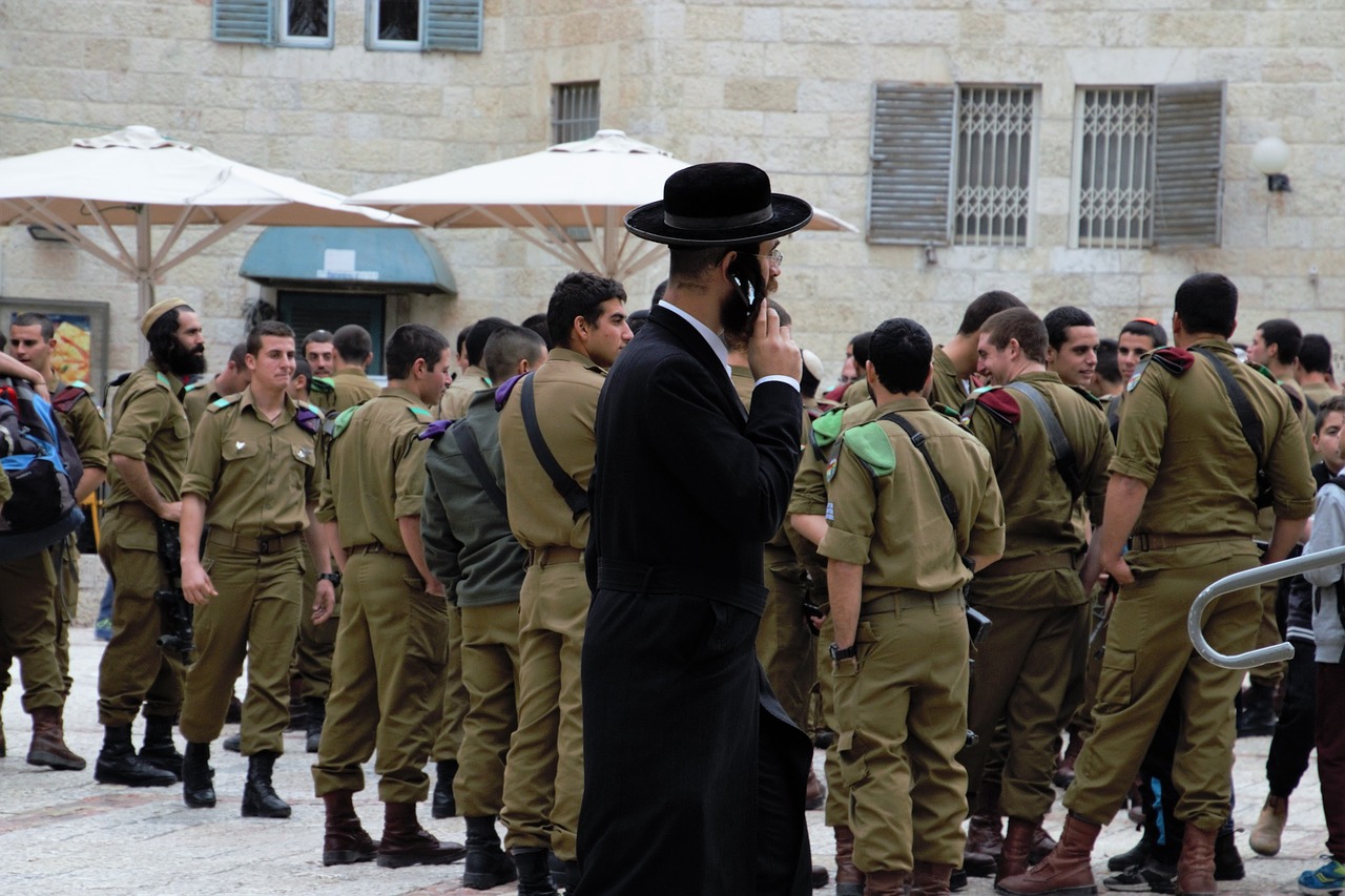 Jurnalistă americană atacată de coloniști israelieni în Cisiordania. Incendii la plantații de măslini