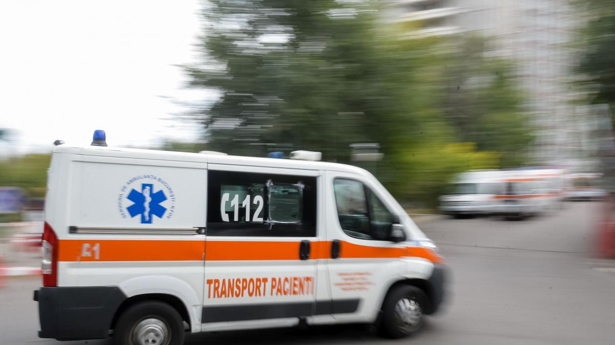 Accident rutier violent în Piața Operei din București: un autoturism s-a răsturnat în urma unei coliziuni