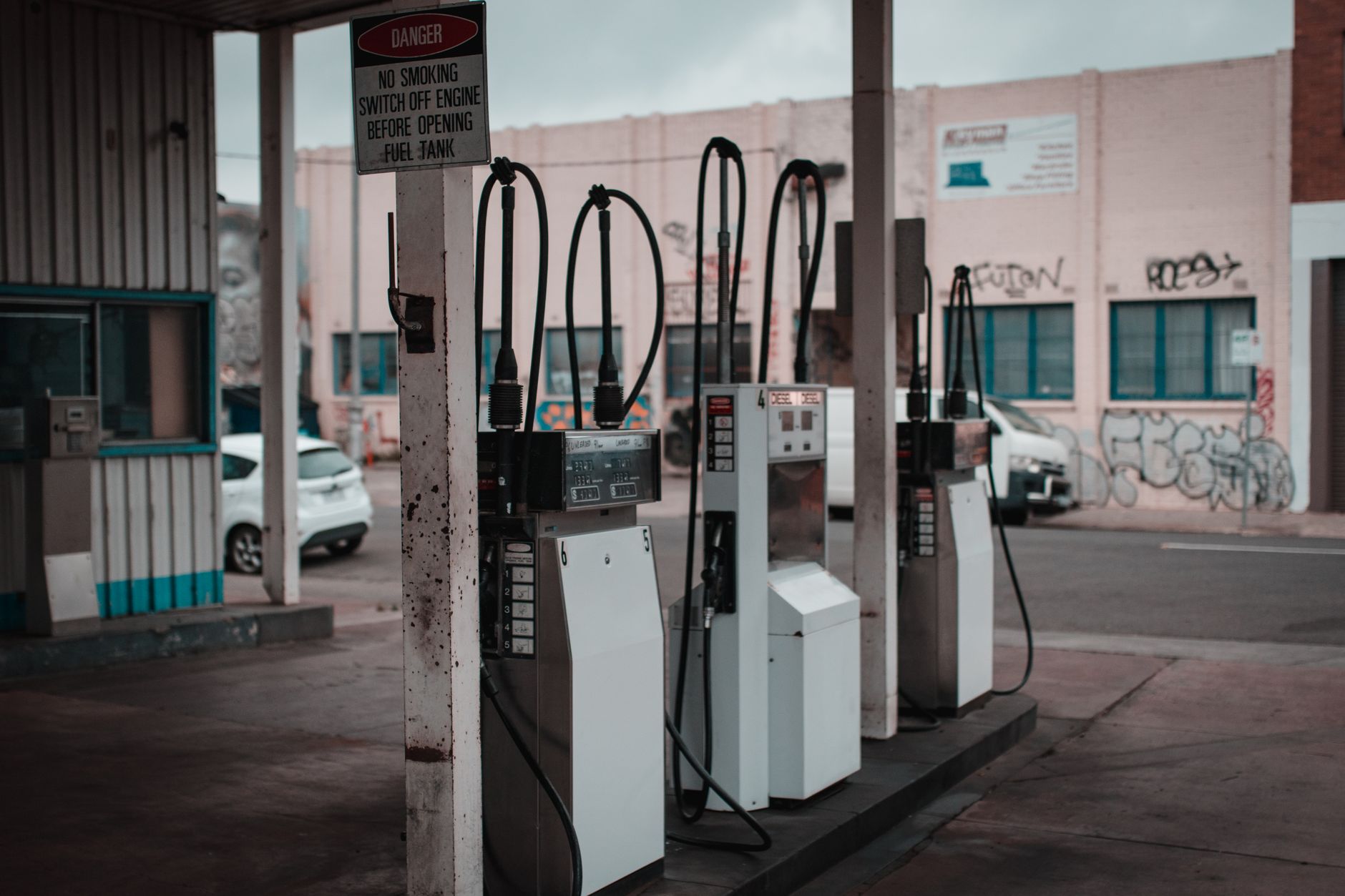 Benzina a scăzut sub pragul de 10 lei. Cea mai ieftină stație de alimentare din România