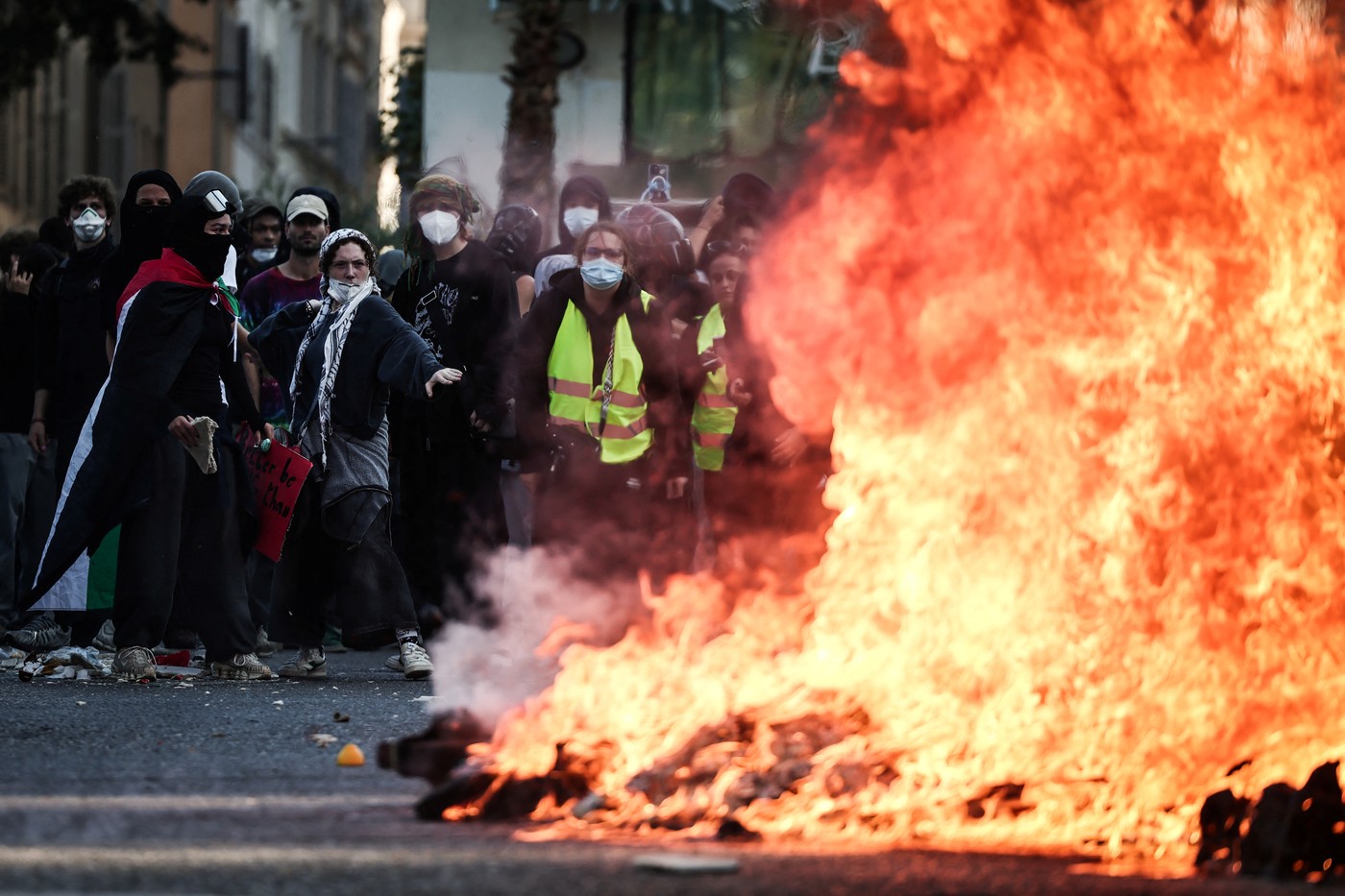 Proteste masive în Franța: dezenformare, arestări și magazine baricadate în orașe precum Lyon și Paris