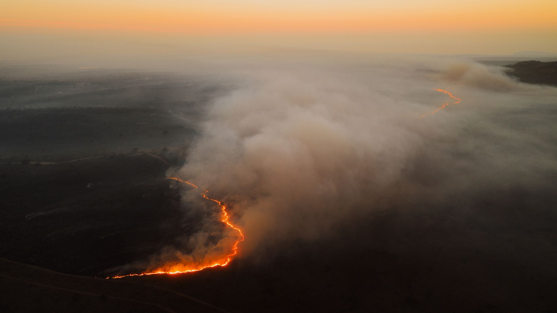 Incendii devastatoare pe coasta Californiei: proprietăți de lux distruse și mii de oameni evacuați