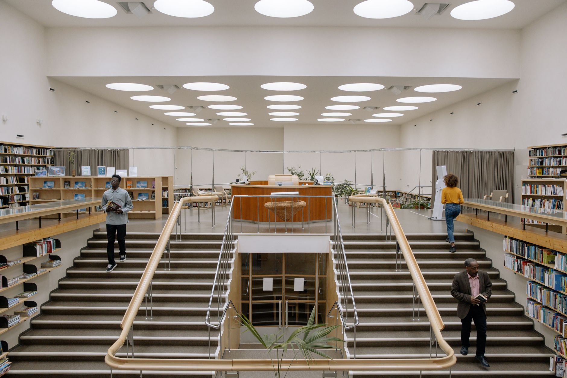 Un urs negru a intrat într-o bibliotecă din California, surprins de camerele de supraveghere