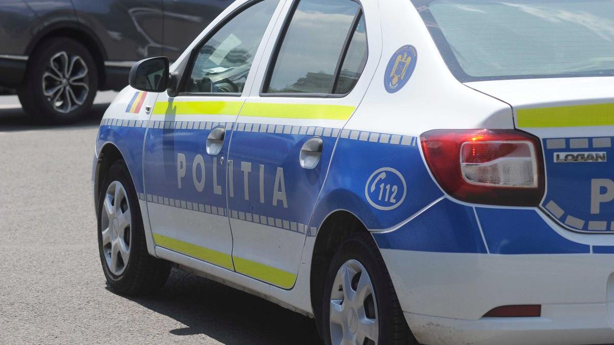 Conflict între două femei în Vâlcea: fiul de 17 ani l-a lovit pe un polițist cu pumnul în cap