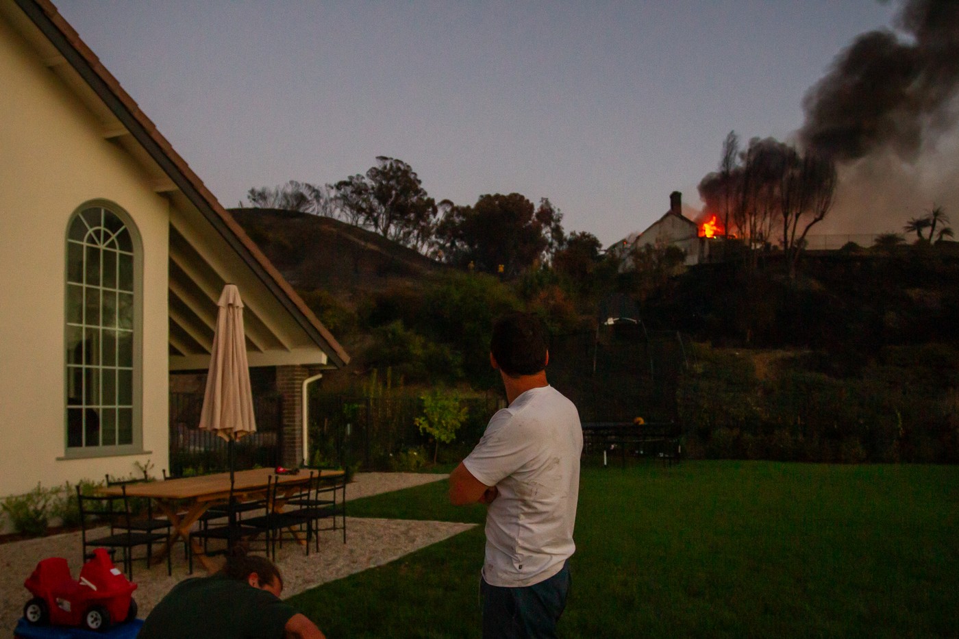 Incendii devastatoare în California: vile de lux distruse și mii de oameni evacuați lângă Los Angeles