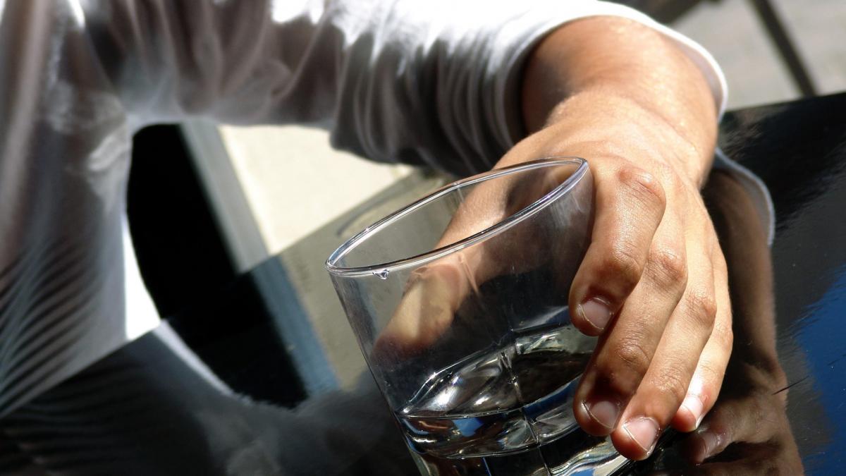 Studiu despre adolescenți: Scade consumul de alcool și droguri, dar rețelele sociale devin o problemă