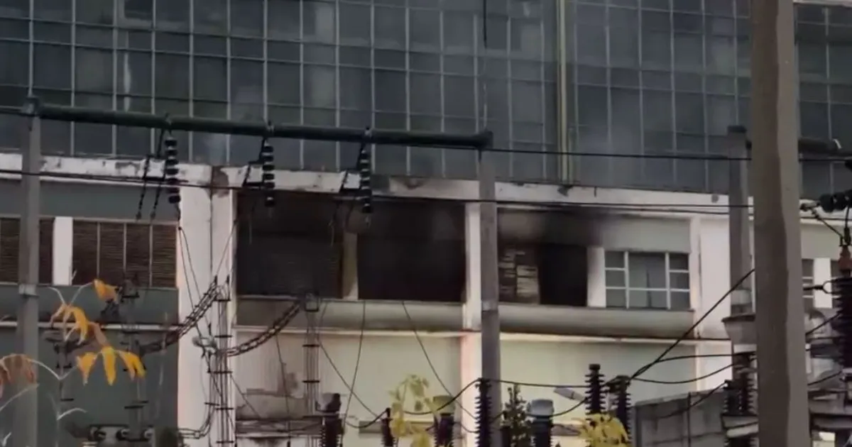 Incendiu de proporții la CET Iași: 1.000 de metri pătrați dintr-o hală industrială sunt în flăcări