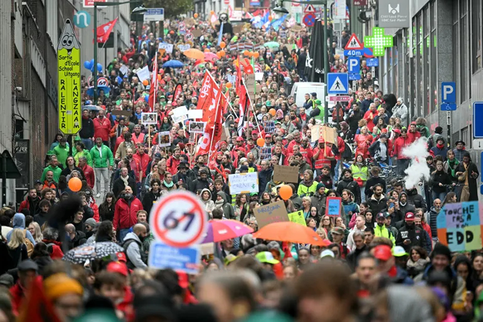 Violențe și distrugeri în Belgia: mașini incendiate și arestări în cadrul protestelor împotriva scumpirii vieții