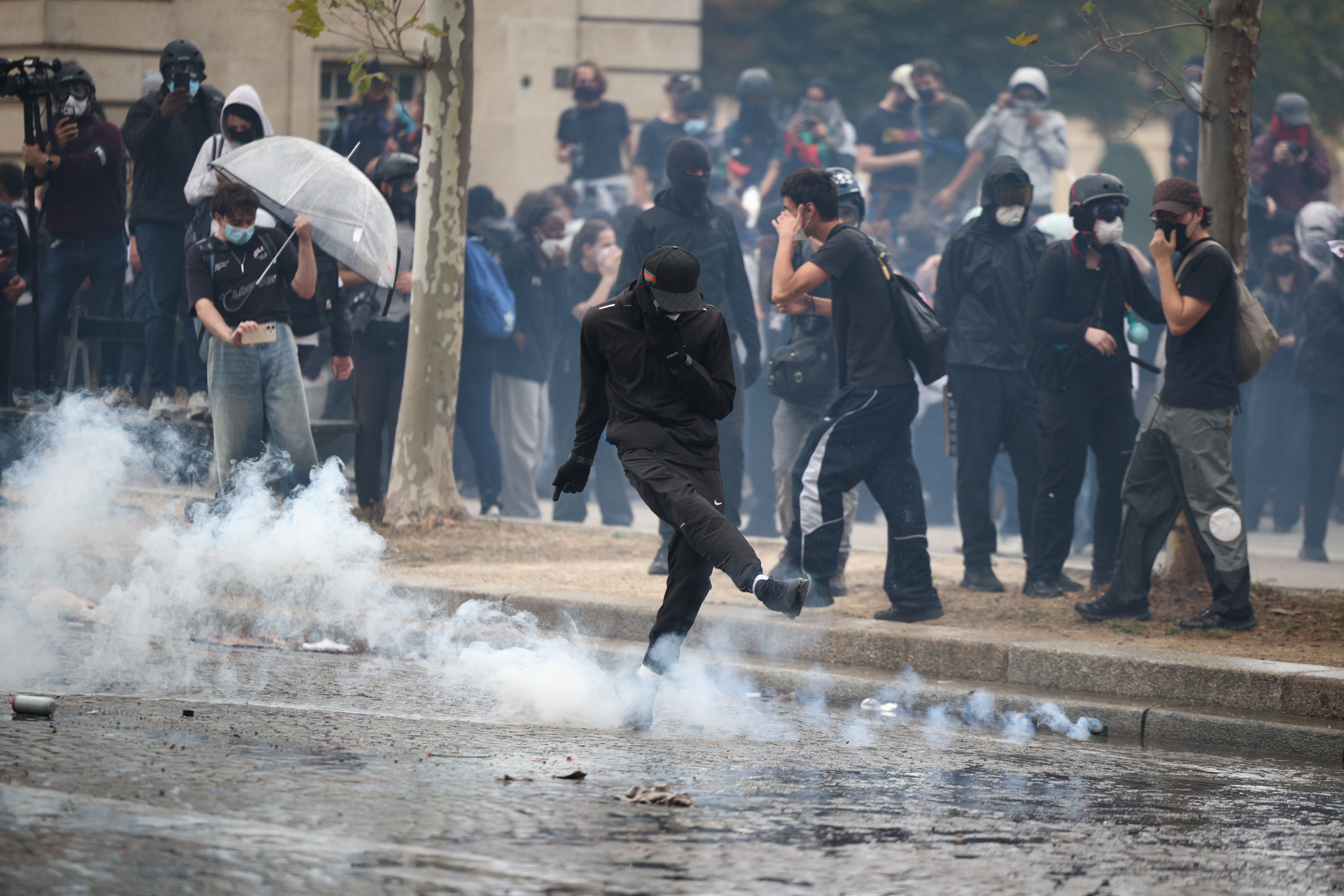 Franța, devastată de proteste masive: sute de arestări și distrugeri în orașe precum Paris, Lyon și Limoges